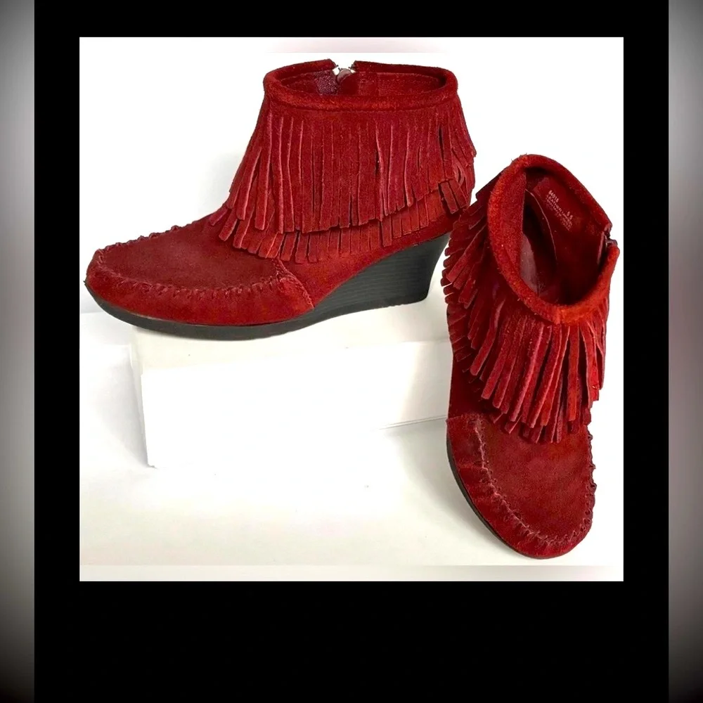 Minnetonka Suede Ankle Boots Wedged with Fringe in Burgundy Red Size 5.5